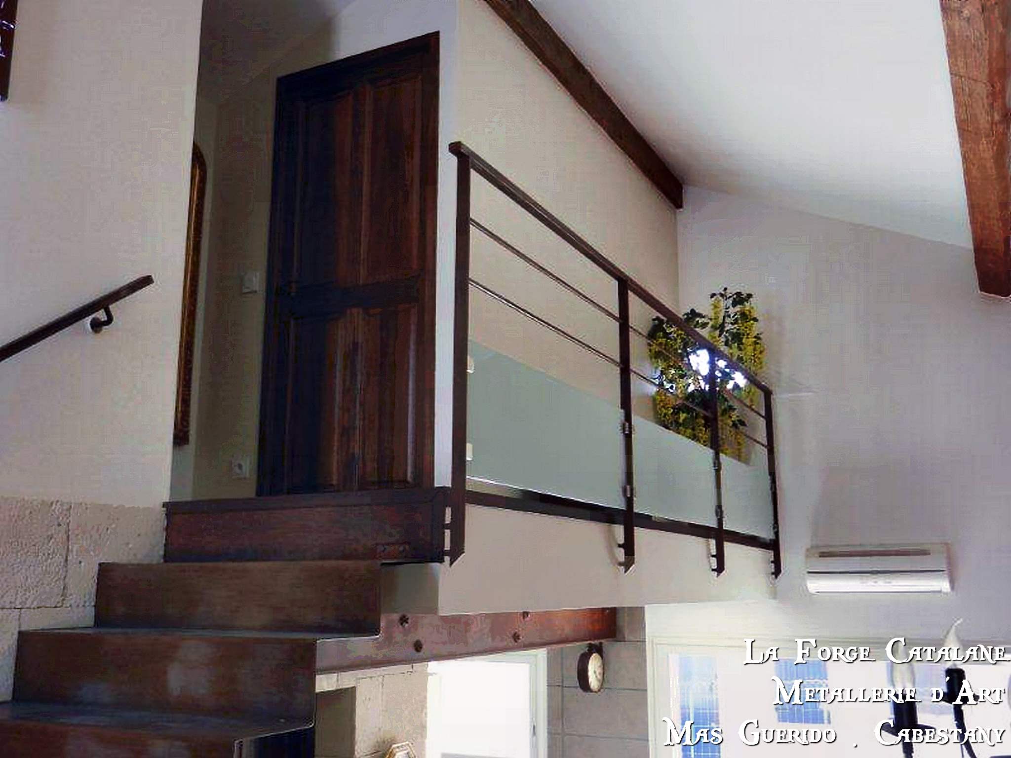 Garde corps soubassement verre lisses horizontales forge catalane 2.jpg